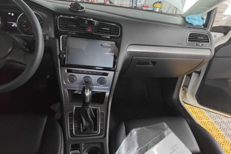 Used Volkswagen Golf 2016 1.6L Automatic Fashion Model Audio And AC Panel