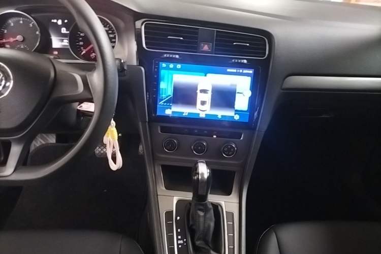 Used Volkswagen Golf 2016 1.6L Automatic Fashion Model Audio And AC Panel