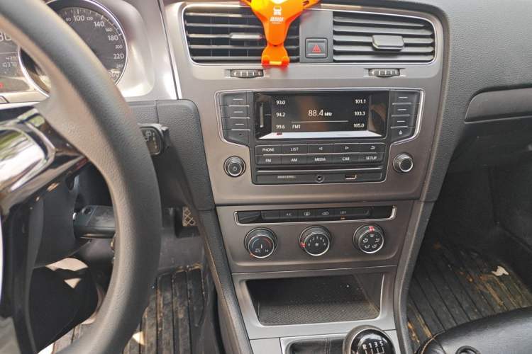 Used Volkswagen Golf 2016 1.6L Manual Fashion Edition Audio And AC Panel
