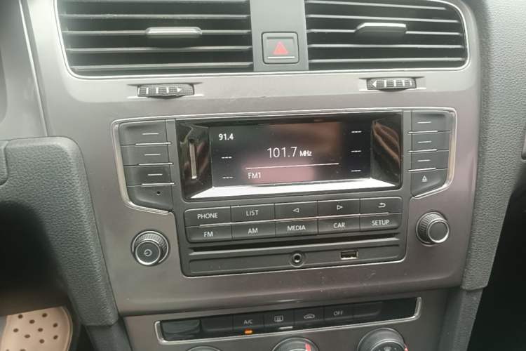 Used Volkswagen Golf 2016 1.6L Automatic Fashion Model Audio And AC Panel