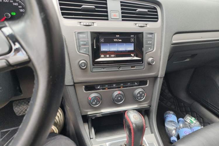 Used Volkswagen Golf 2016 230TSI Automatic Luxury Version Audio And AC Panel