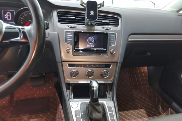 Used Volkswagen Golf 2016 1.6L Automatic Comfort Model Audio And AC Panel
