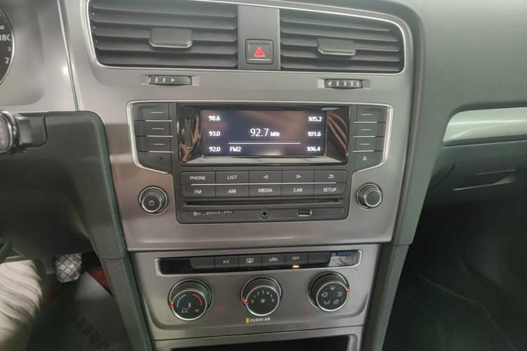 Used Volkswagen Golf 2016 1.6L Manual Fashion Edition Audio And AC Panel