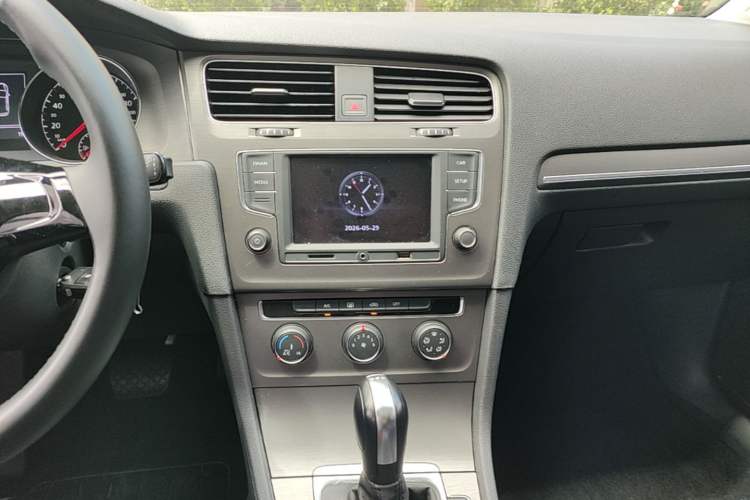 Used Volkswagen Golf 2016 230TSI Automatic Comfort Version Audio And AC Panel