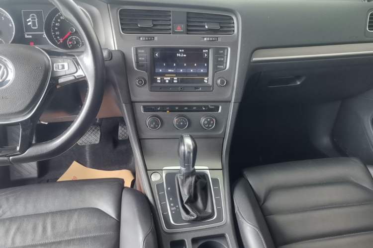 Used Volkswagen Golf 2016 230TSI Automatic Luxury Version Audio And AC Panel