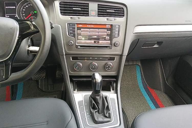 Used Volkswagen Golf 2016 1.6L Automatic Comfort Model Audio And AC Panel