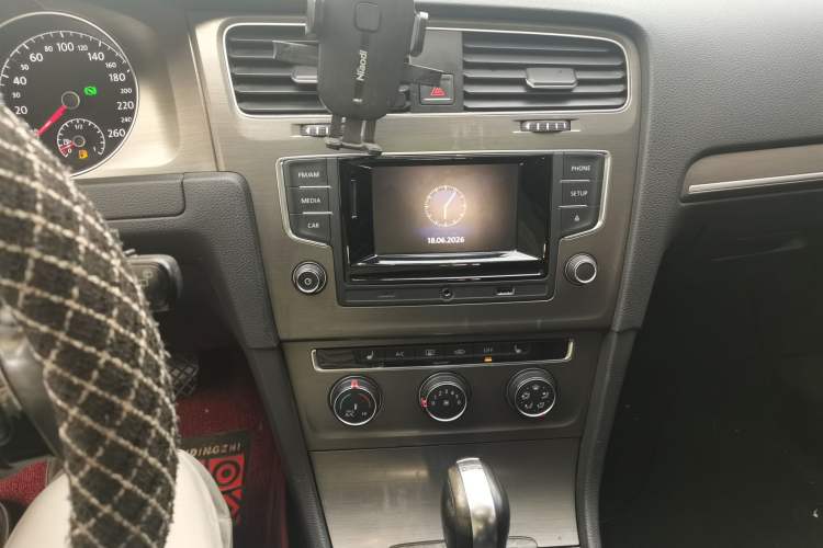 Used Volkswagen Golf 2016 230TSI Automatic Luxury Version Audio And AC Panel