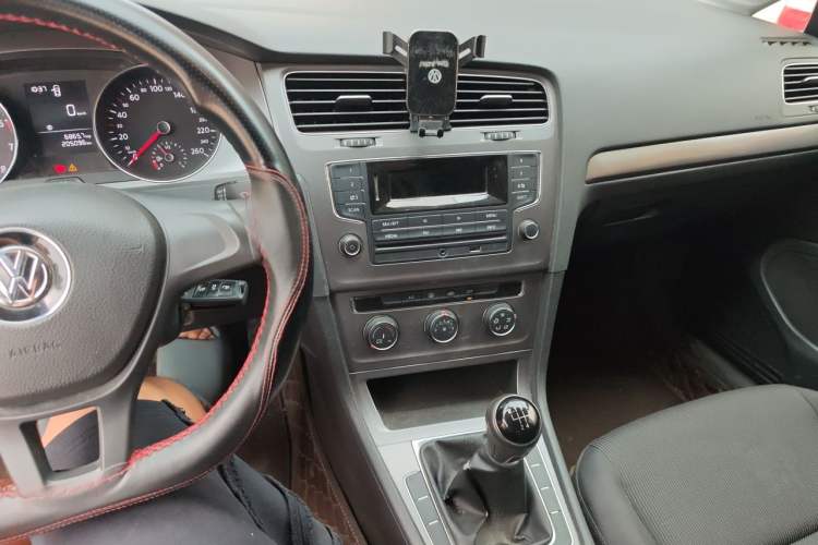 Used Volkswagen Golf 2016 1.6L Manual Fashion Edition Audio And AC Panel