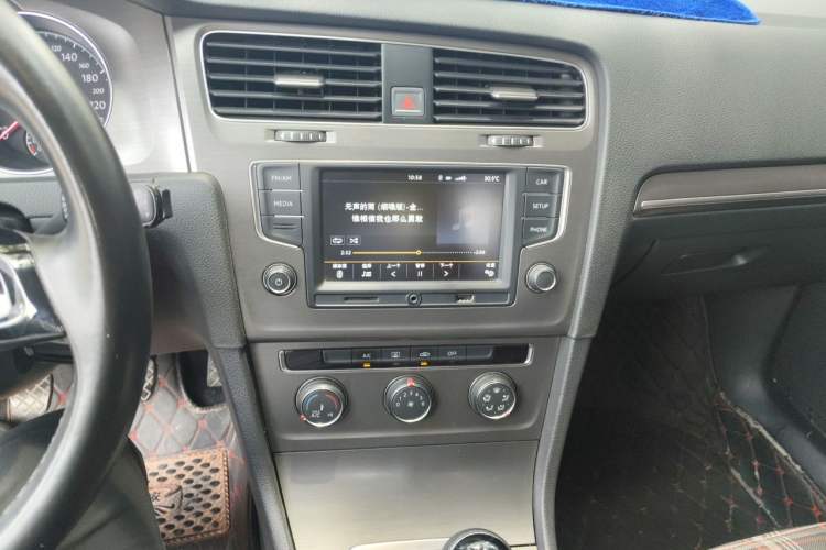 Used Volkswagen Golf 2016 230TSI Manual Comfort Version Audio And AC Panel