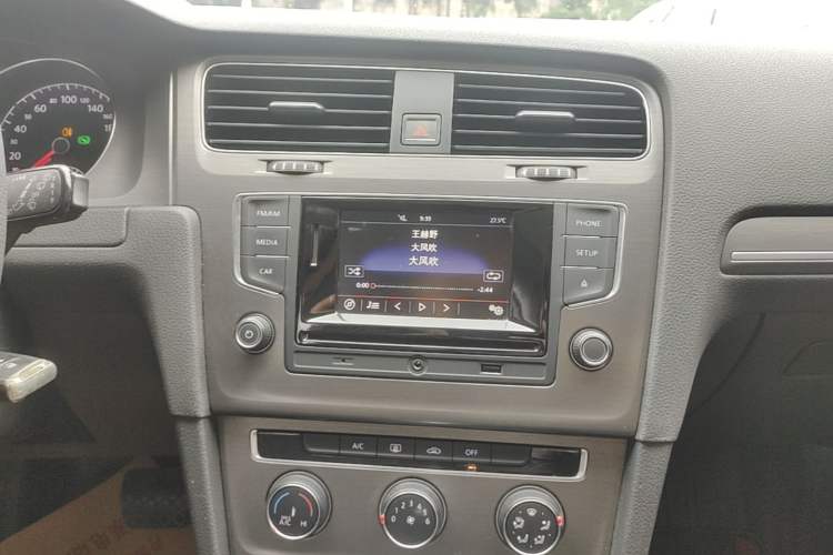 Used Volkswagen Golf 2016 1.6L Automatic Comfort Model Audio And AC Panel