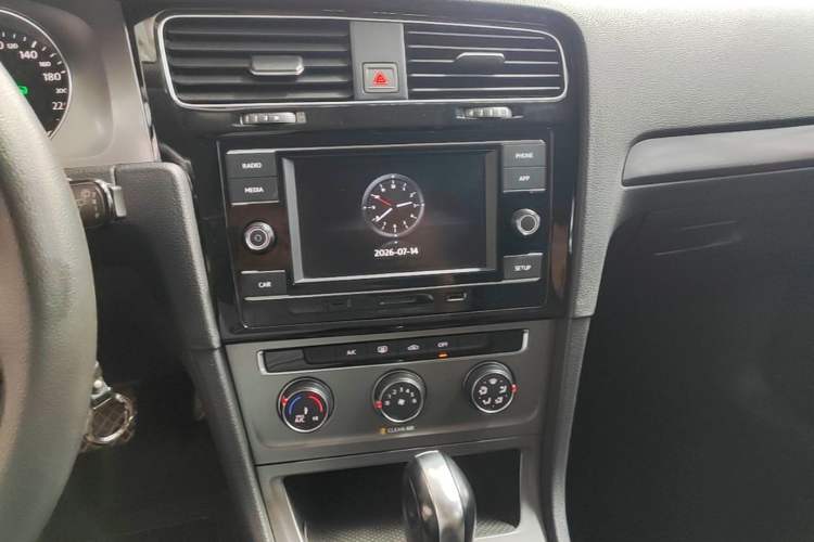 Used Volkswagen Golf 2016 1.6L Automatic Fashion Model Audio And AC Panel