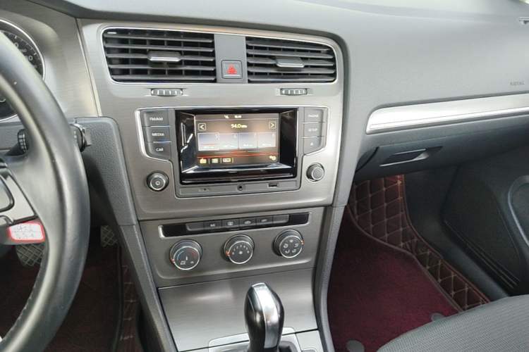 Used Volkswagen Golf 2016 230TSI Automatic Comfort Version Audio And AC Panel