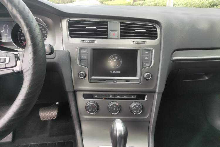 Used Volkswagen Golf 2016 230TSI Automatic Luxury Version Audio And AC Panel