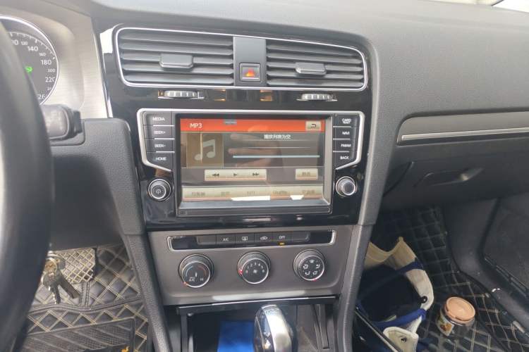 Used Volkswagen Golf 2016 230TSI Automatic Comfort Version Audio And AC Panel