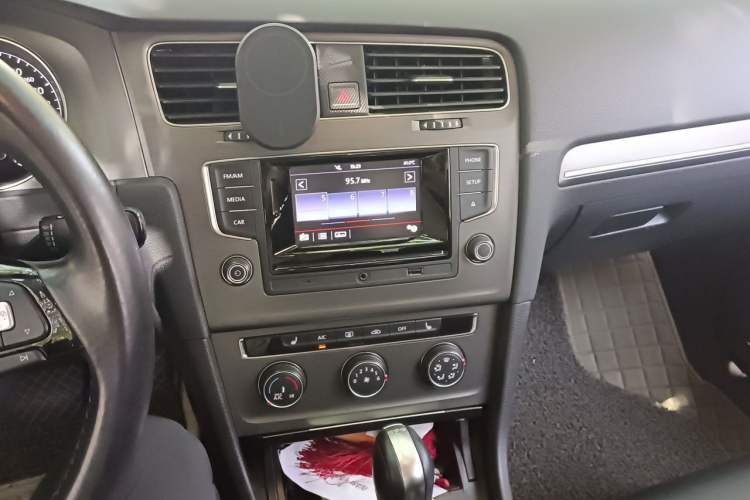 Used Volkswagen Golf 2016 230TSI Automatic Luxury Version Audio And AC Panel