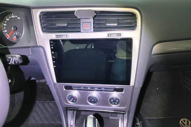 Used Volkswagen Golf 2016 1.6L Automatic Fashion Model Audio And AC Panel