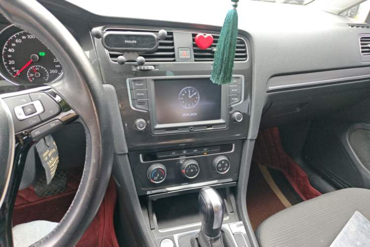 Used Volkswagen Golf 2016 230TSI Automatic Luxury Version Audio And AC Panel