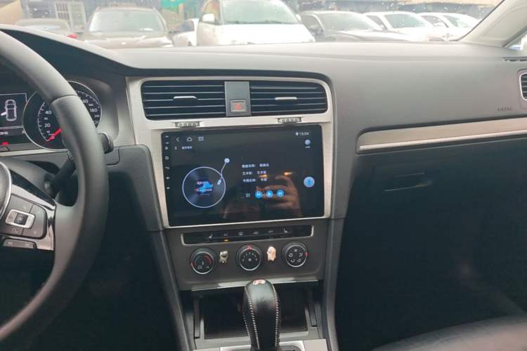 Used Volkswagen Golf 2016 230TSI Automatic Luxury Version Audio And AC Panel