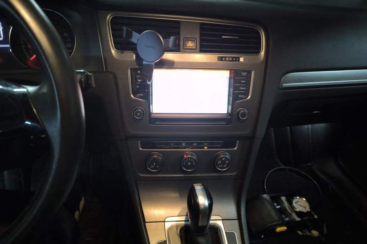 Used Volkswagen Golf 2016 230TSI Automatic Comfort Version Audio And AC Panel