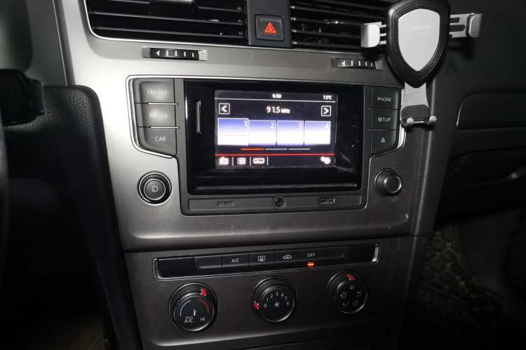 Used Volkswagen Golf 2016 1.6L Manual Fashion Edition Audio And AC Panel