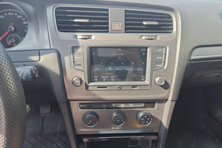 Used Volkswagen Golf 2016 230TSI Manual Comfort Version Audio And AC Panel
