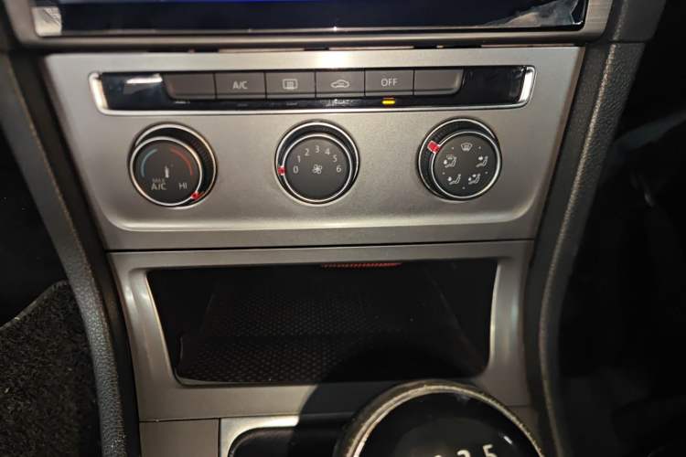 Used Volkswagen Golf 2016 1.6L Manual Fashion Edition Audio And AC Panel