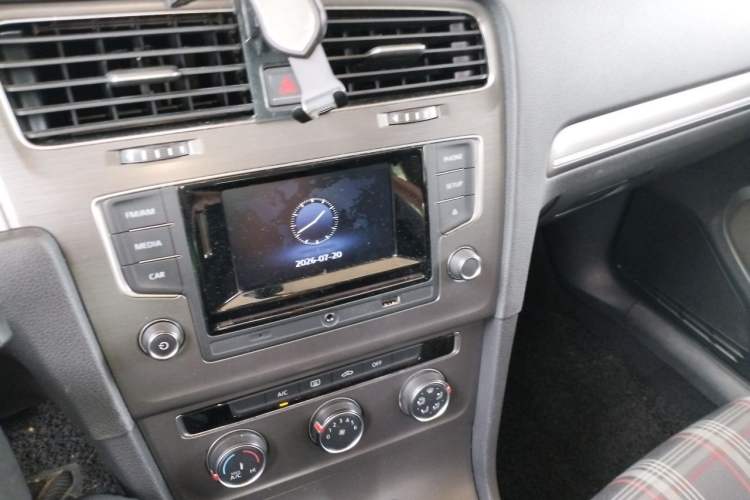 Used Volkswagen Golf 2016 230TSI Automatic Comfort Version Audio And AC Panel