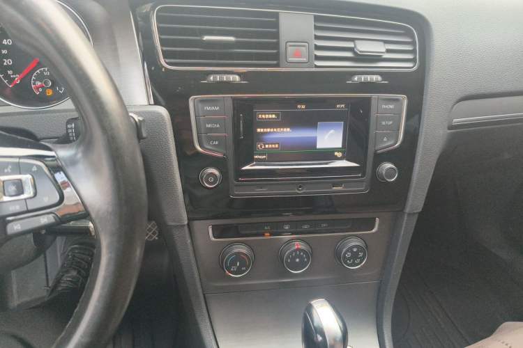 Used Volkswagen Golf 2016 230TSI Automatic Comfort Version Audio And AC Panel