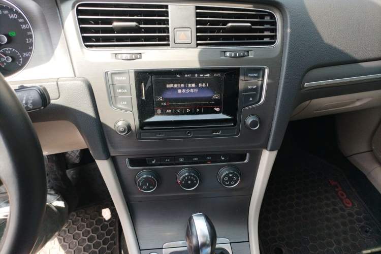 Used Volkswagen Golf 2016 230TSI Automatic Luxury Version Audio And AC Panel