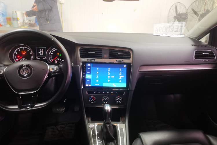 Used Volkswagen Golf 2016 230TSI Automatic Luxury Version Audio And AC Panel