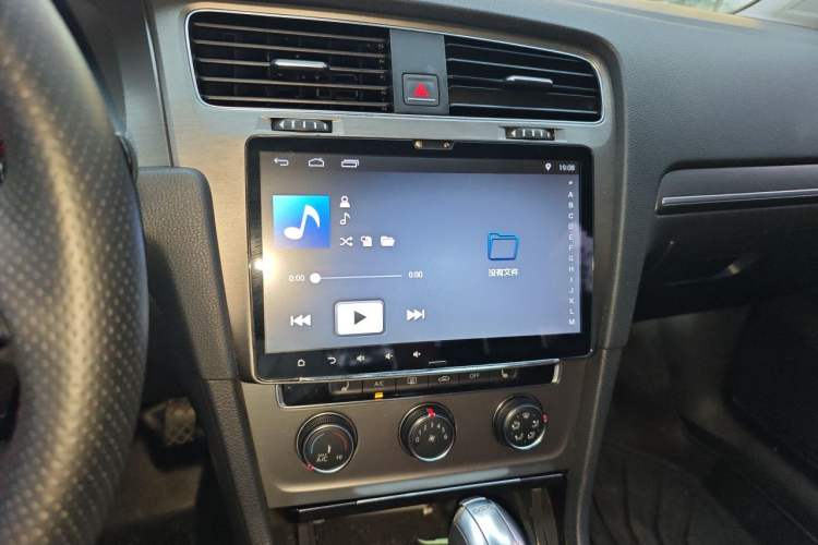 Used Volkswagen Golf 2016 230TSI Automatic Luxury Version Audio And AC Panel