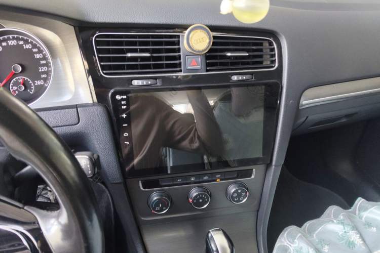 Used Volkswagen Golf 2016 230TSI Automatic Comfort Version Audio And AC Panel