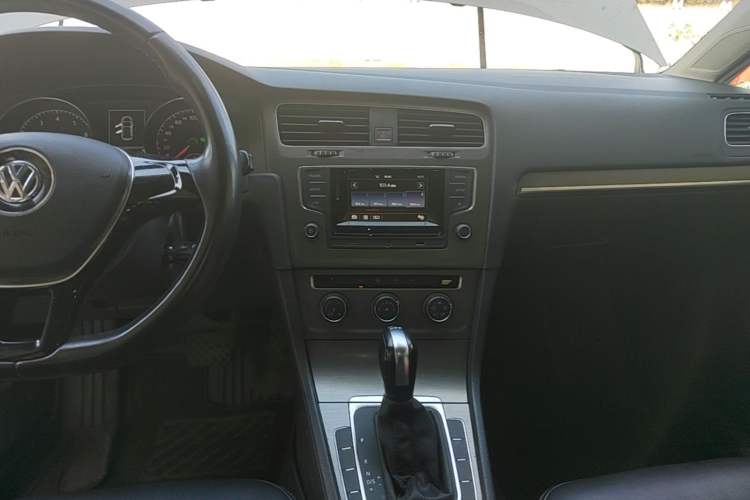 Used Volkswagen Golf 2016 230TSI Automatic Comfort Version Audio And AC Panel