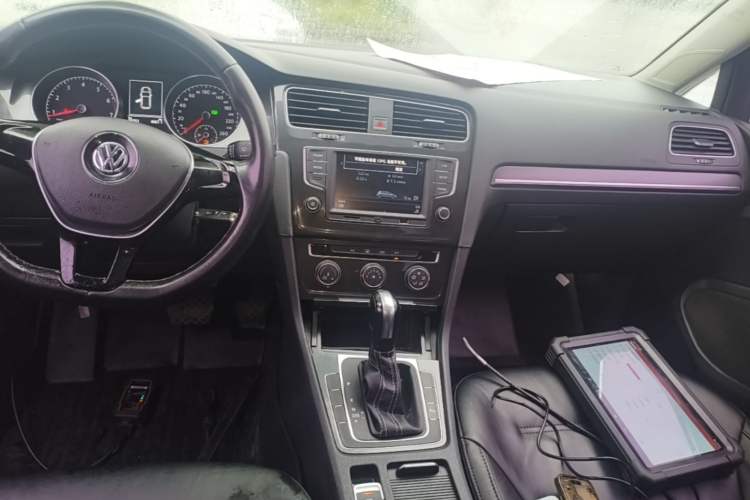 Used Volkswagen Golf 2016 1.6L Automatic Comfort Model Audio And AC Panel