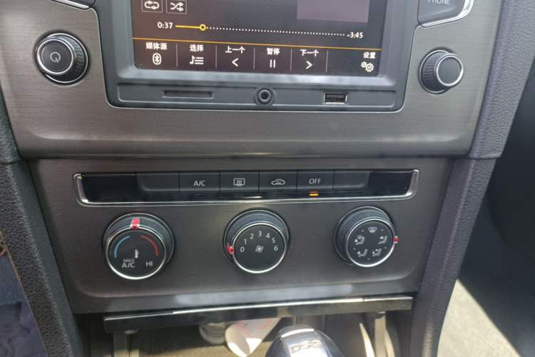 Used Volkswagen Golf 2016 230TSI Automatic Comfort Version Audio And AC Panel
