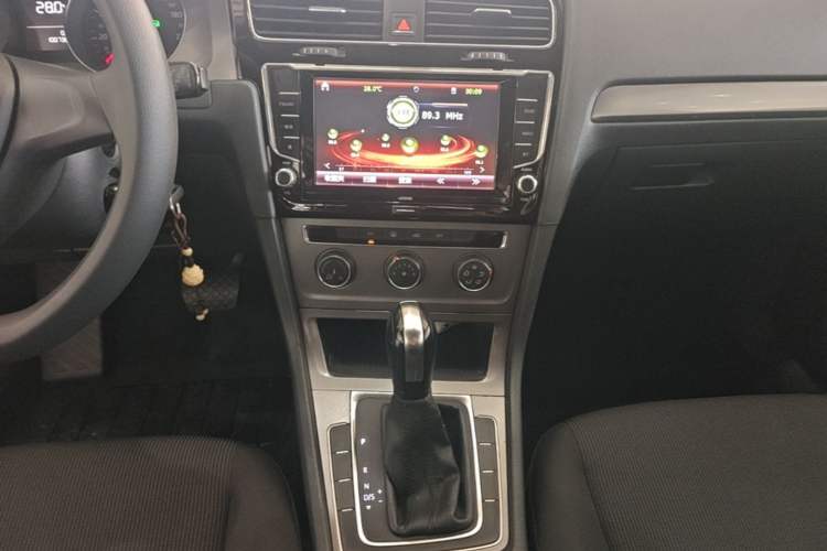 Used Volkswagen Golf 2016 1.6L Automatic Fashion Model Audio And AC Panel