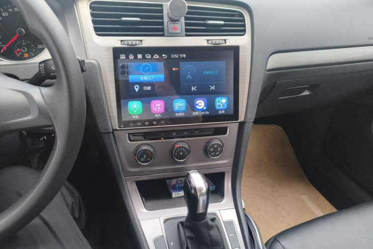Used Volkswagen Golf 2016 1.6L Automatic Fashion Model Audio And AC Panel
