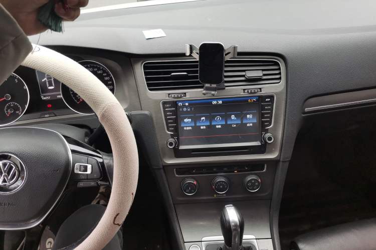 Used Volkswagen Golf 2016 230TSI Automatic Luxury Version Audio And AC Panel