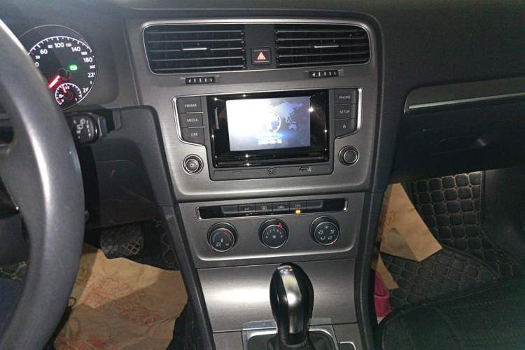 Used Volkswagen Golf 2016 230TSI Automatic Comfort Version Audio And AC Panel