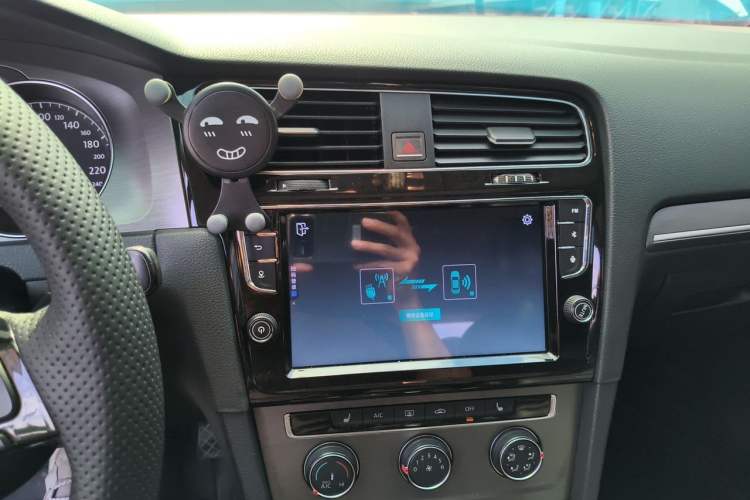 Used Volkswagen Golf 2016 230TSI Automatic Luxury Version Audio And AC Panel