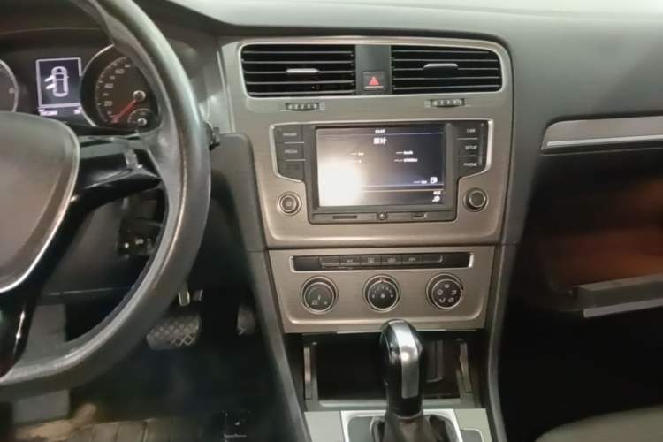 Used Volkswagen Golf 2016 1.6L Automatic Comfort Model Audio And AC Panel