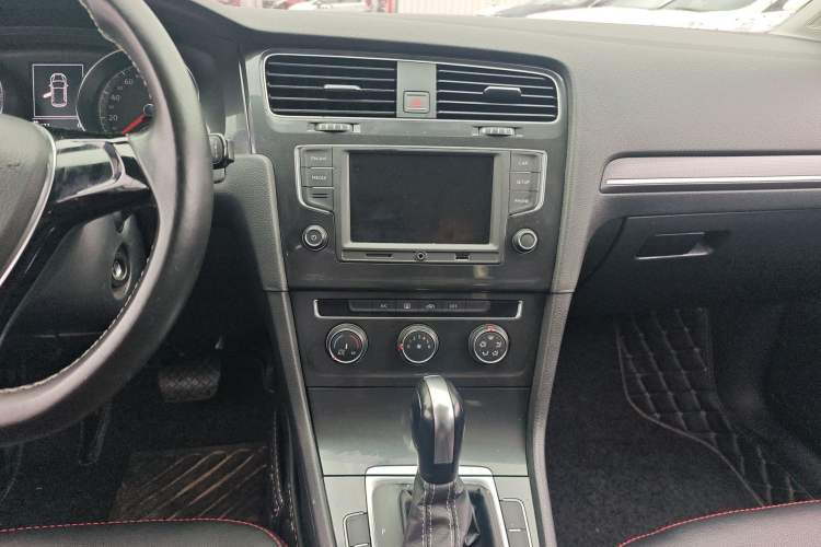 Used Volkswagen Golf 2016 1.6L Automatic Comfort Model Audio And AC Panel