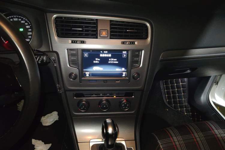 Used Volkswagen Golf 2016 230TSI Automatic Comfort Version Audio And AC Panel