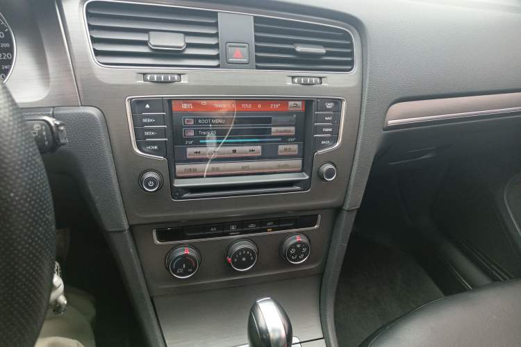 Used Volkswagen Golf 2016 230TSI Automatic Comfort Version Audio And AC Panel