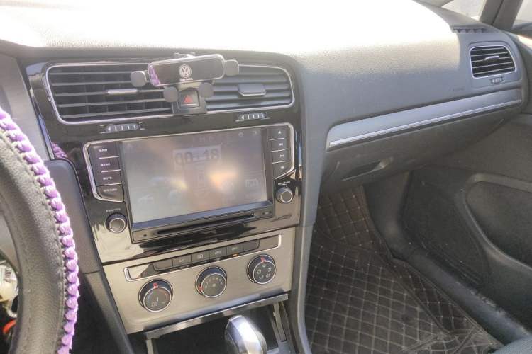 Used Volkswagen Golf 2016 1.6L Automatic Comfort Model Audio And AC Panel