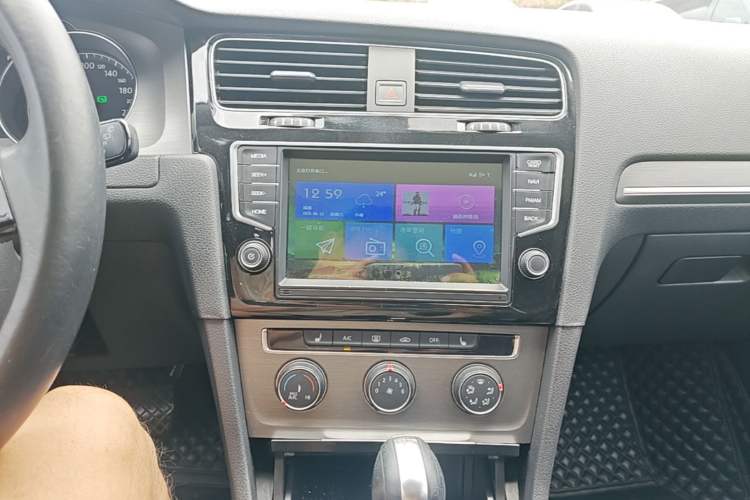 Used Volkswagen Golf 2016 230TSI Automatic Luxury Version Audio And AC Panel