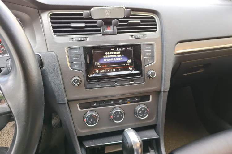 Used Volkswagen Golf 2016 230TSI Automatic Luxury Version Audio And AC Panel