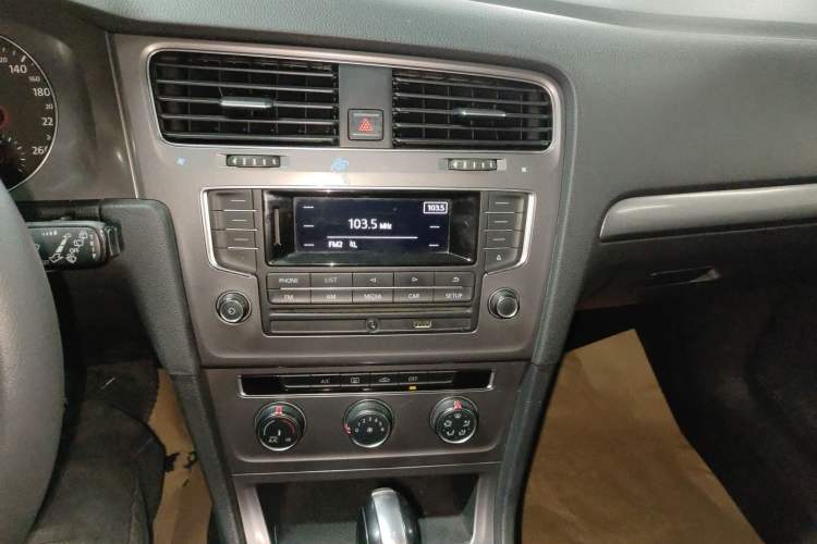 Used Volkswagen Golf 2016 1.6L Automatic Fashion Model Audio And AC Panel