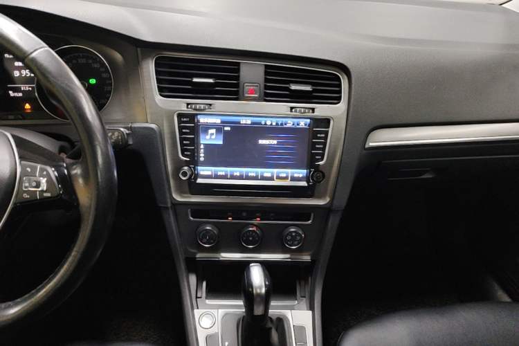 Used Volkswagen Golf 2016 1.6L Automatic Comfort Model Audio And AC Panel