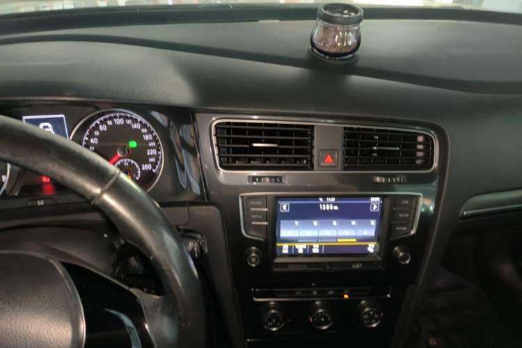 Used Volkswagen Golf 2016 1.6L Automatic Comfort Model Audio And AC Panel